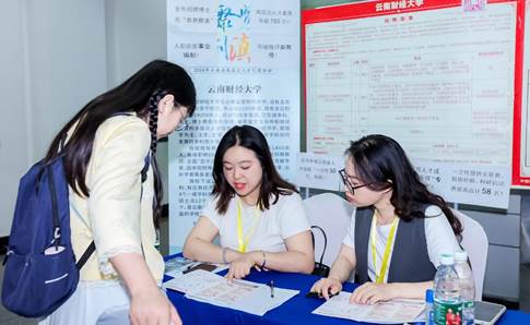 男人和女人在切蛋糕 低可信度描述已自動生成 男人和女人在切蛋糕 低可信度描述已自動生成