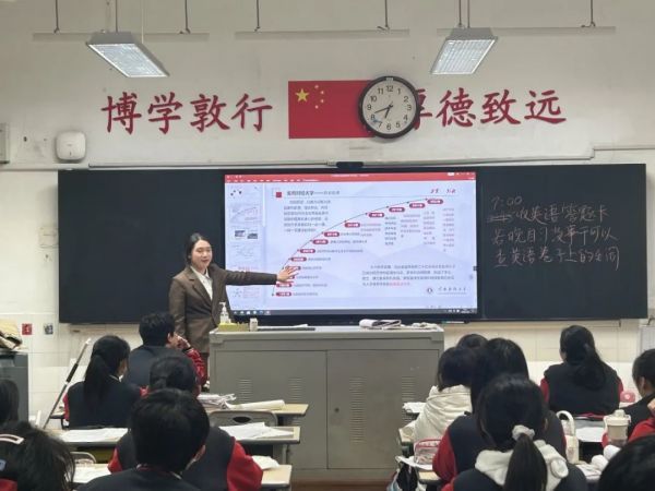 國(guó)際語(yǔ)言文化學(xué)院 漢語(yǔ)言專業(yè)2023級(jí)學(xué)生 鄒林曉.jpg