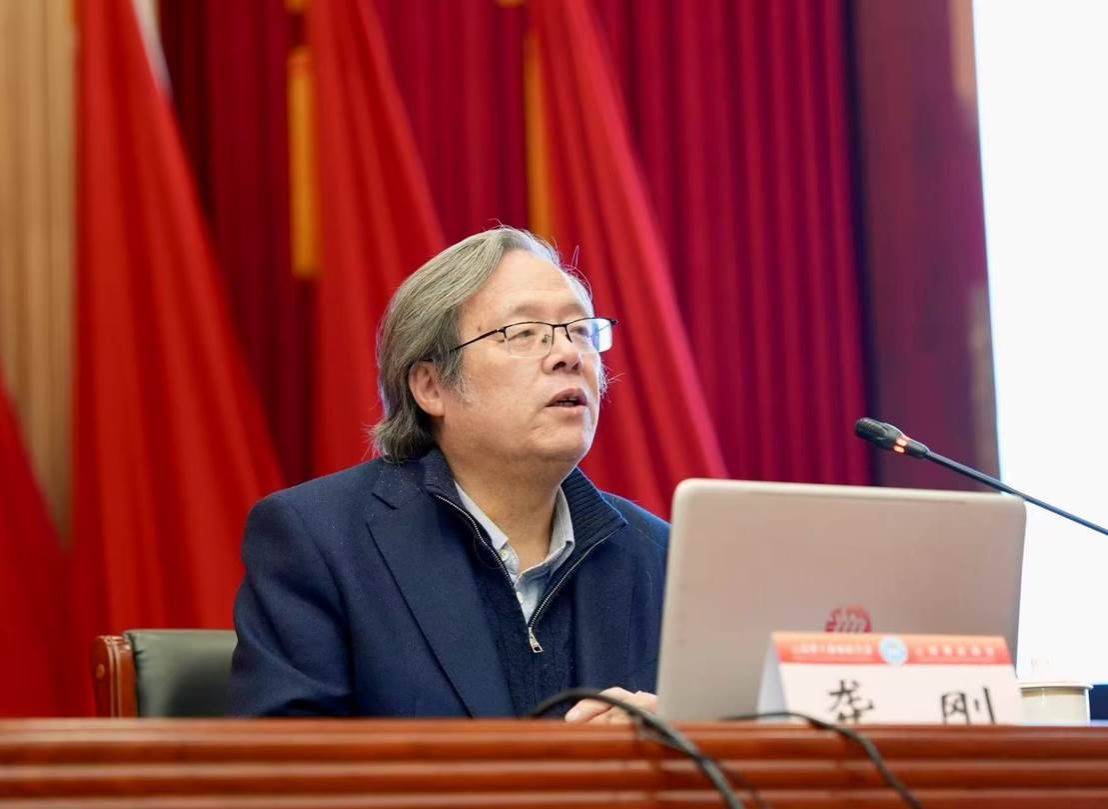 男人拿著筆記本電腦的桌子前 AI 生成的內(nèi)容可能不正確。